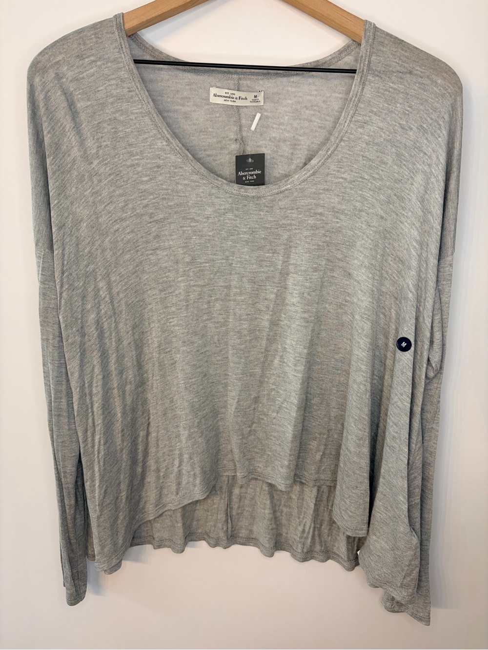 *NWT* Abercrombie & Fitch Women’s Gray Scoop Neck Long Sleeve Tee, Size Medium